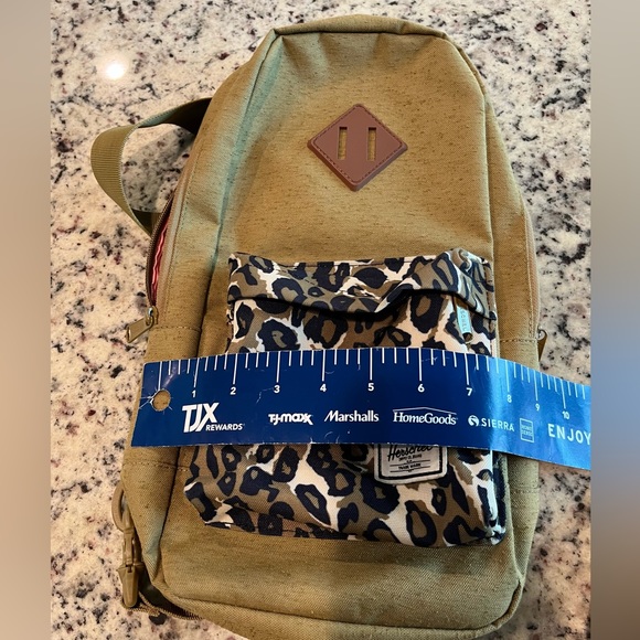 Herschel canvas one shoulder back pack crossbody tan/leopard excellent condition - Picture 7 of 7